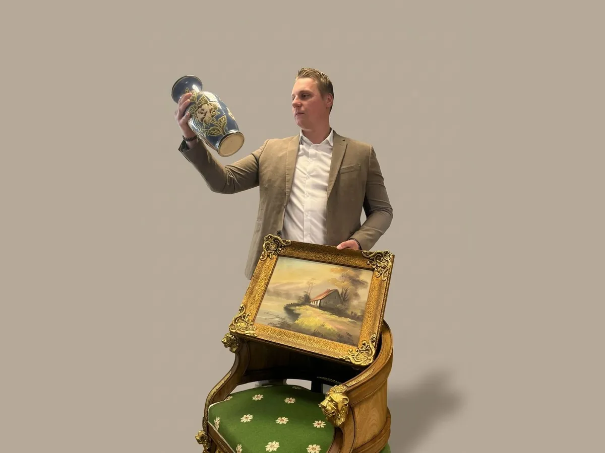 Florian, expert de l'équipe, avec un fauteuil ancien à têtes de lion, un vase et un tableau