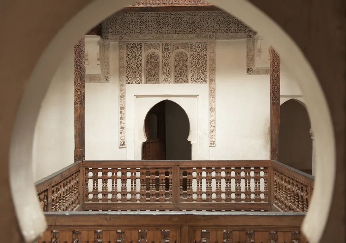 Balcon en cèdre et arc outrepassé sculpté de la médersa Ben Youssef, à Marrakech