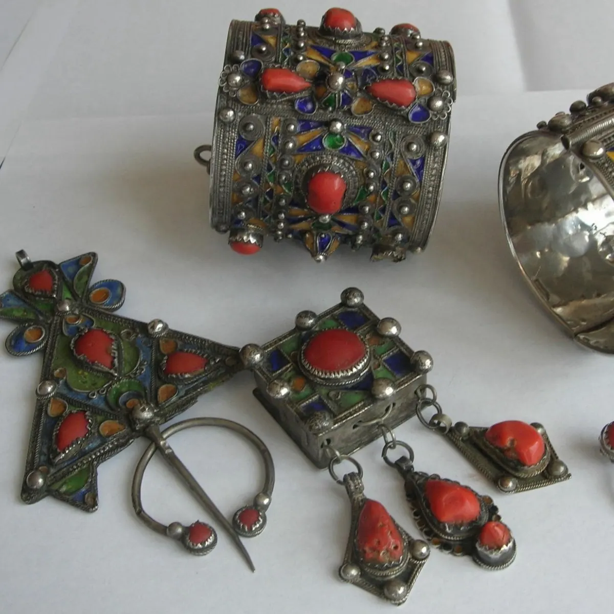 Bracelets berbères en argent émaillé sertis de corail, fibule et pendentif anciens : bijoux berbères rachetés au Maroc