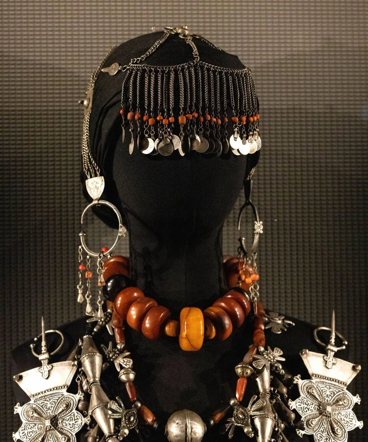 Parure berbère ancienne : collier d'ambre, fibules en argent ciselé et bandeau à pièces, bijoux rachetés au Maroc