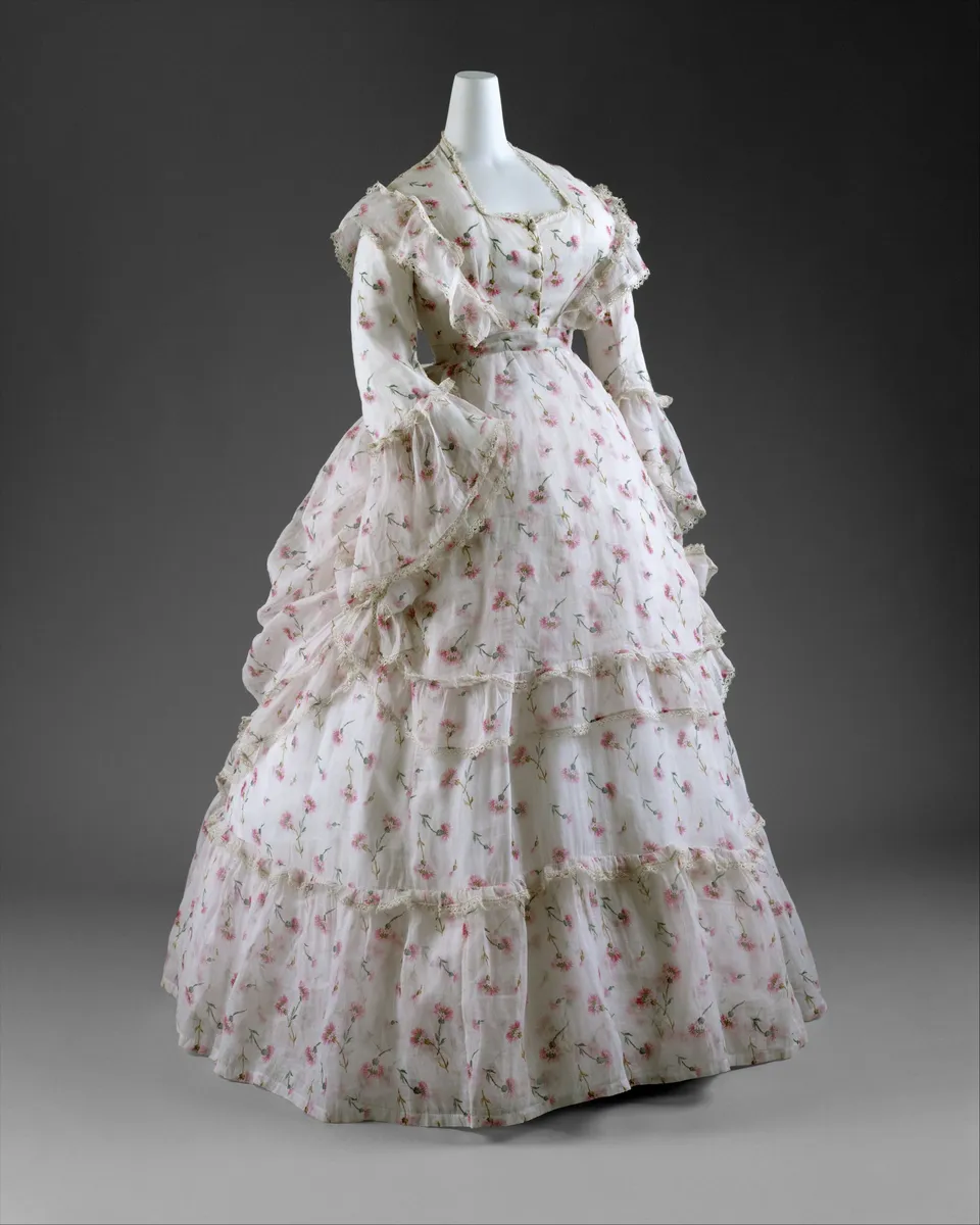 Robe ancienne en mousseline fleurie, vers 1872 : vêtements anciens et de créateur estimés et rachetés au Maroc