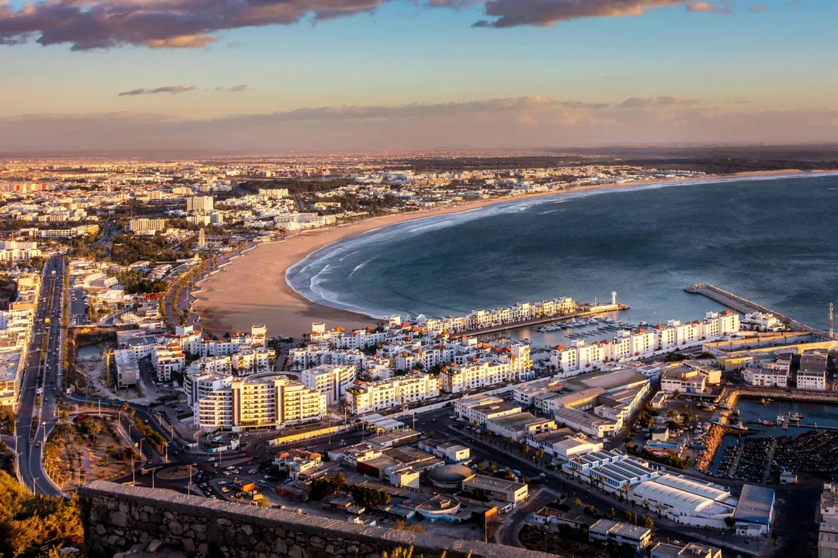 Baie d'Agadir vue d'Agadir Oufella, ville où François Secula estime antiquités et objets d'art à domicile